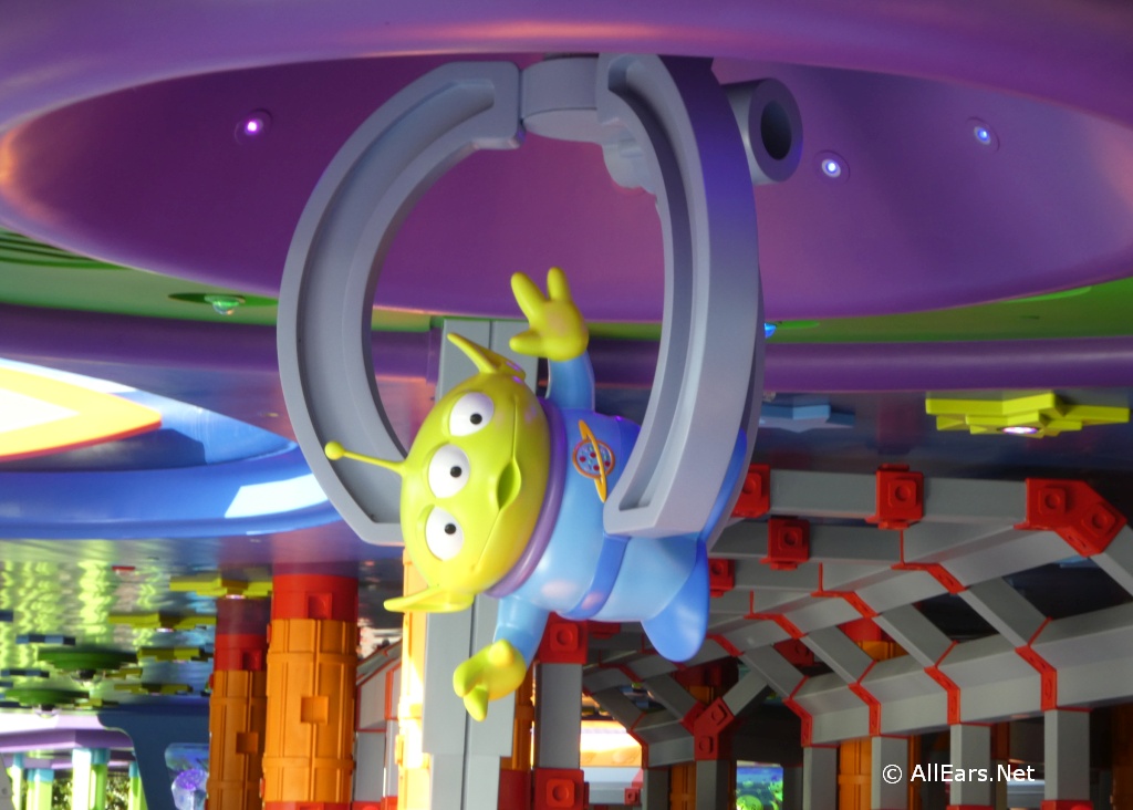 Alien Swirling Saucers Claw